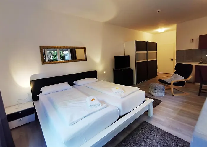 Spacious Studio - City Centre - Airconditioned - Netflix - Terrace