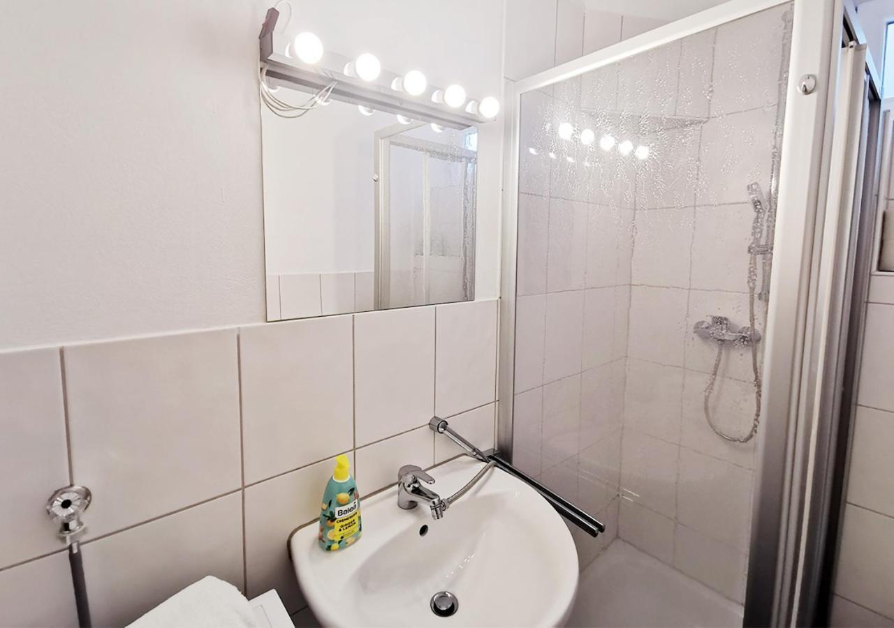 Spacious - Centre - Airconditioned - Netflix - Terrace Apartment *